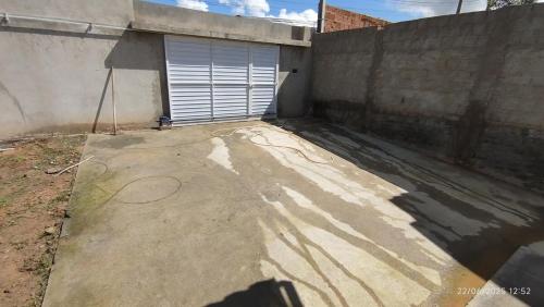 a concrete driveway with a garage in front of a building at Casa aconchegante em Garanhuns in Garanhuns