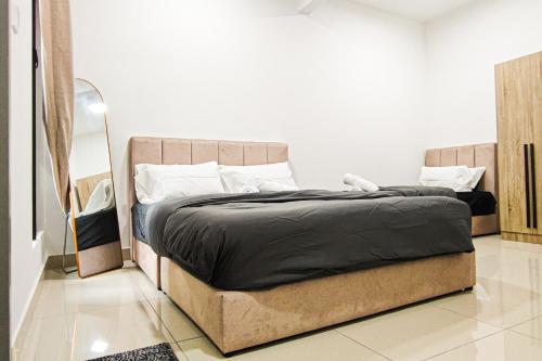 Postel nebo postele na pokoji v ubytování Comfort Loft at Tulip Denai Alam by HCK