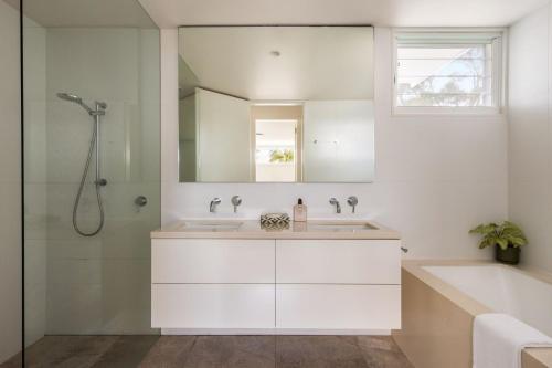Ένα μπάνιο στο Alpha Luxe - Pet Friendly Luxury Home and Heated Pool