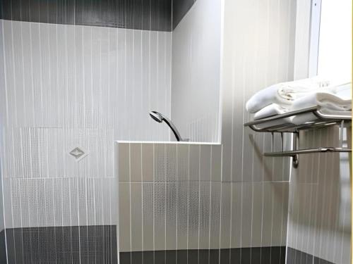 a bathroom with a sink and a shower at Sukthavorn Residence in Ban Pa Tung (7)