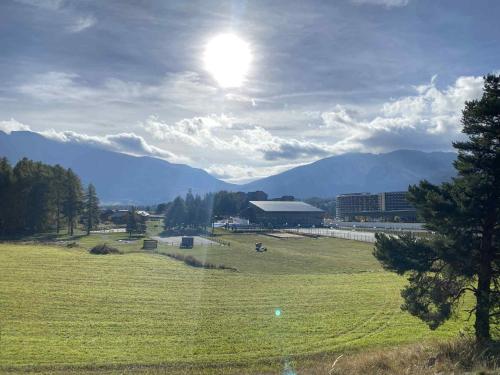 德沃吕伊Appartement super Devoluy的草场,有建筑背景