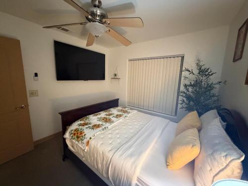 Ein Bett oder Betten in einem Zimmer der Unterkunft Joshua Tree Luxury Stay 5 mins from park