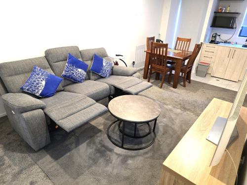 Posezení v ubytování Modern 3-Level City Apartment Prime Cashel Street