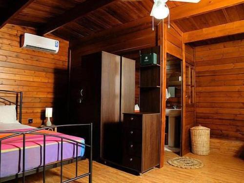 AndiramadaにあるMa-Oya Retreatのベッドルーム(ベッド1台、冷蔵庫付)