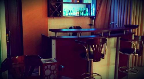 Una televisión o centro de entretenimiento en Fareeq Hotel