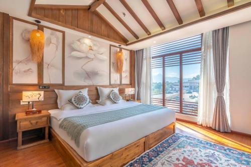 Giường trong phòng chung tại Floral Hotel Lijiang Old Town Xinjingjingju Boutique Inn