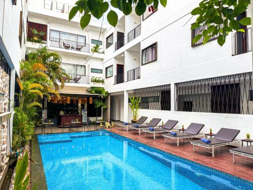 Piscina de la sau aproape de The Calm Oasis