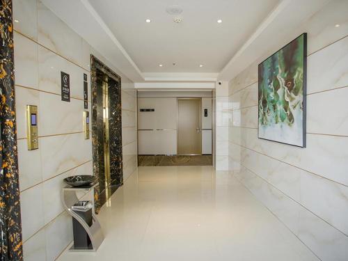 YangxinにあるCity Comfort Inn Yangxin High-speed Railway Stationの壁画のある建物廊下