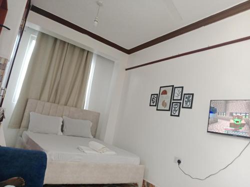 モンバサにあるVITU FINE Homes 1のベッドとソファのあるリビングルーム