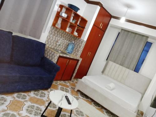 モンバサにあるVITU FINE Homes 1のソファと椅子のあるリビングルーム