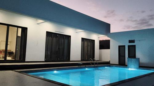 une piscine au milieu d'une maison dans l'établissement Pearl Pride Villa Udaipur, à Udaipur