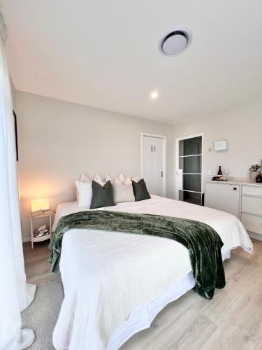 Ένα ή περισσότερα κρεβάτια σε δωμάτιο στο Cure Guest Suite - The Meadows, Richmond