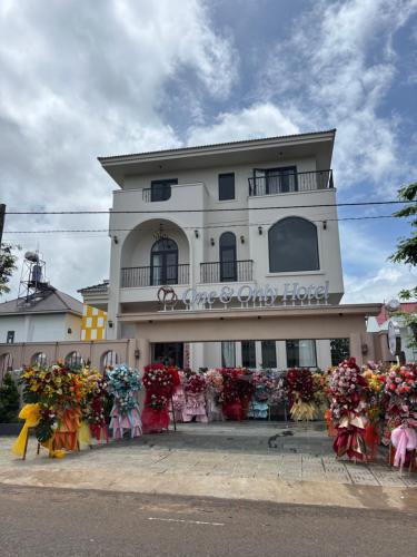 Lien Khuong AirportOne and Only Hotel - Đức Trọng的一座白色建筑，前面有鲜花