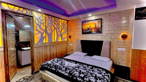 un dormitorio con una cama en una habitación en Rajmahal Inn Dalhousie, en Dalhousie