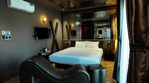 una camera da letto con un letto bianco e una finestra di One and Only Hotel - Đức Trọng a Lien Khuong Airport