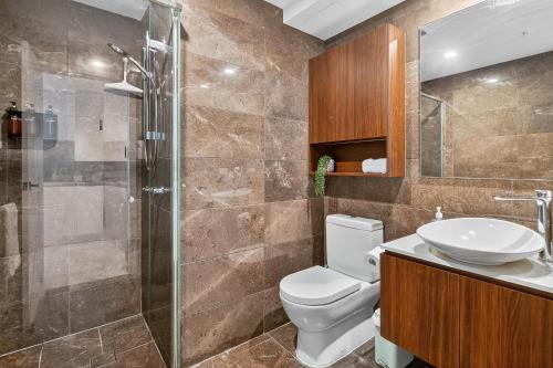 Un baño con inodoro, ducha y lavabo. en Oasis Retreat on Level 71 in Skytower, en Brisbane