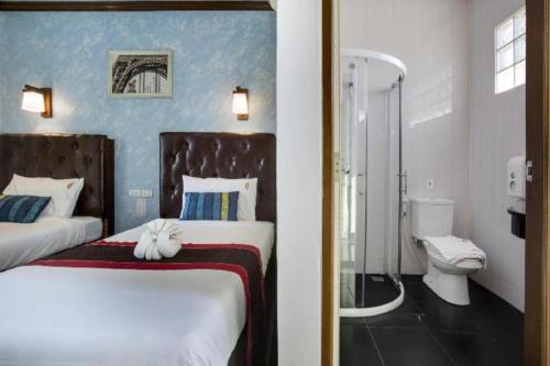 Cet appartement comprend une chambre avec deux lits et une salle de bains pourvue d'une douche. dans l'établissement Infinity seesun resort, à Ban Ta Riam