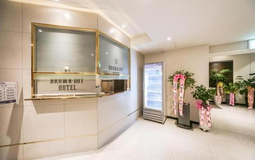 a lobby of a hotel with a sign on the wall at Changwon Brown dot Hotel Palyong in Changwŏn