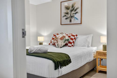 Un dormitorio con una cama con una máscara encima. en Oasis Retreat on Level 71 in Skytower, en Brisbane