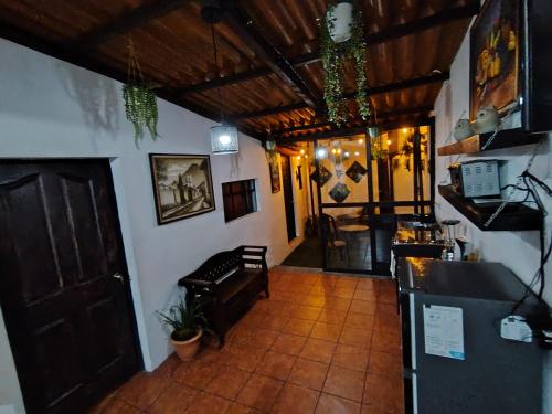 een hal van een huis met een keuken en een deur bij Casa Mashallah Antigua Guatemala in Antigua Guatemala