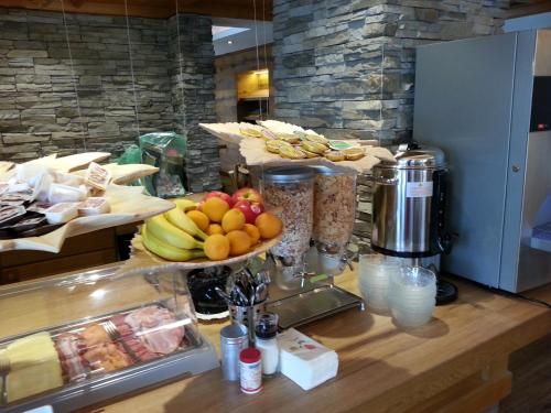 a counter with a bowl of fruit on it at Atelier Garni Astei in Grossarl
