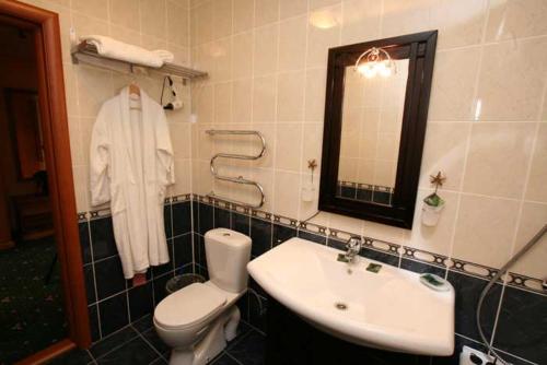 ペルヴォウラリスクにあるHotel Malahitのバスルーム(洗面台、トイレ、鏡付)