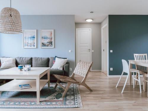 una sala de estar con un sofá y una mesa en Ski in/Ski out | Sauna | WiFi | Terrace, en Lofsdalen