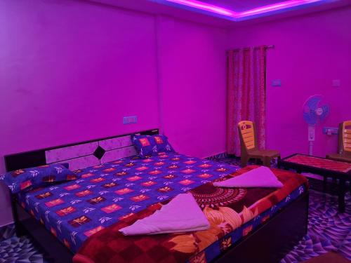 Risingresort في Jāmb: غرفة نوم أرجوانية مع سرير وكرسي