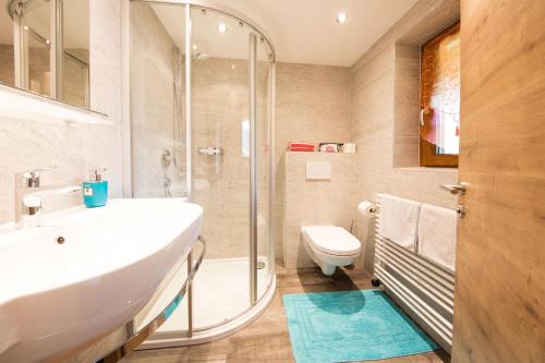ein Bad mit einer Dusche, einem Waschbecken und einem WC in der Unterkunft Gästehaus Stefan Klotz in Sölden