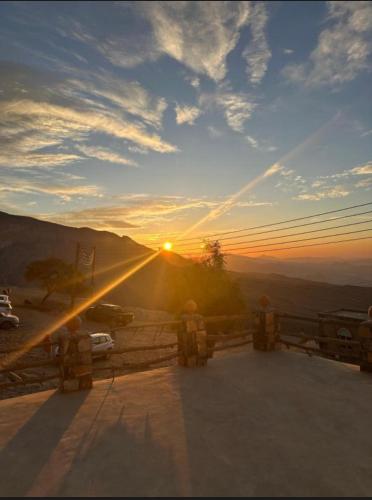 a view of the sunset from the top of a mountain at Panorama Guest House Jabal Shams in Sa‘ab Banī Khamīs