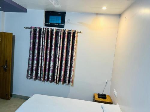 Postel nebo postele na pokoji v ubytování Hotel Krishna Gorakhpur