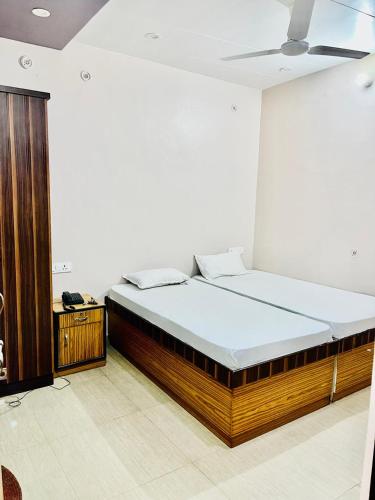 a bedroom with a large bed with a wooden frame at Hotel Krishna Gorakhpur in Gorakhpur