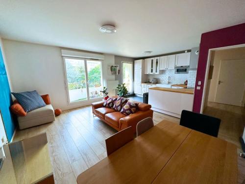 サン・ドニにあるuta house la plaineのソファとテーブルのあるリビングルーム