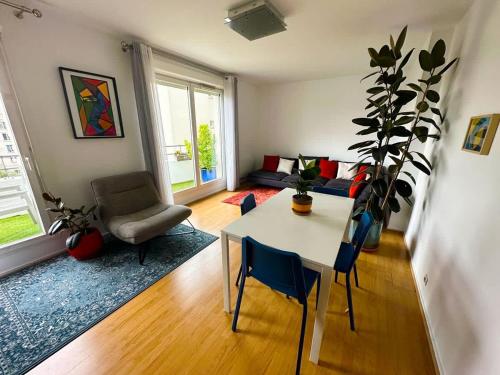 サン・ドニにあるLe perchoir du stade by UTA HOUSEのテーブルと椅子のあるリビングルーム