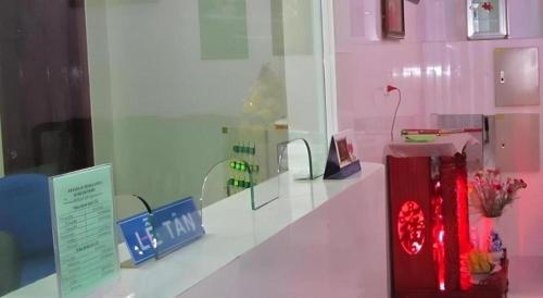 a white counter with a display in a pink room at Trung Luong Hotel 2 in Ấp Long Tương