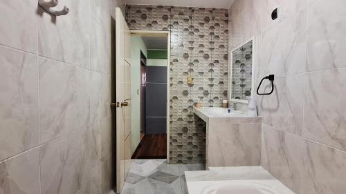 une salle de bain avec toilettes et lavabo dans l'établissement Céntrico apartamento con 2 baños, a pasos de restaurantes y agencias de turismo, à Uyuni