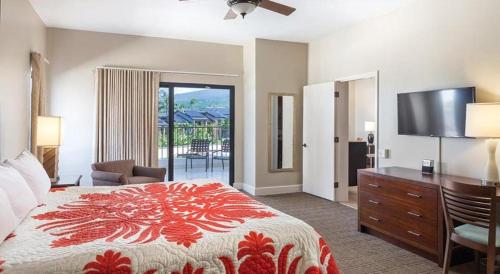 une chambre avec un lit et une commode avec une télévision dans l'établissement Wyndham Royal Sea Cliff Resort, à Kailua-Kona