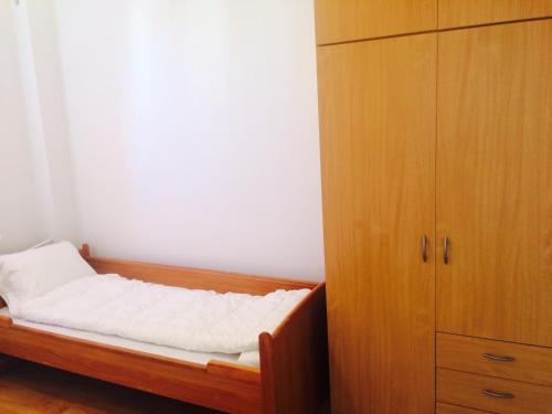 1 dormitorio con 1 cama y armario en Śpiew Mew, en Ustka