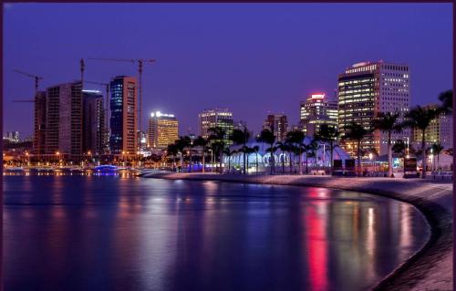 ルアンダにあるCidade de Luanda - T1の夜の街のスカイラインの眺め
