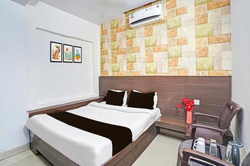 a bedroom with a bed and a chair at Collection O Prabhat Nagar Bareilly in Bareilly