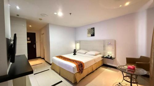 a hotel room with a bed and a table at 89 Hotel Batam in Nagoya