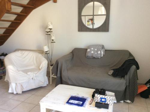 艾格-莫尔特La Paloma的卧室里有一张床、一张桌子和一面镜子