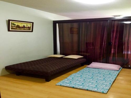 One Oasis Condotel في مدينة دافاو: غرفة نوم بسريرين في غرفة