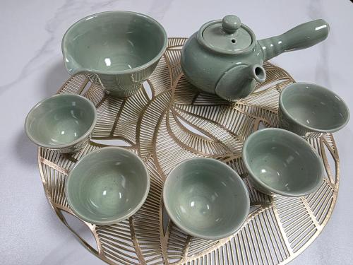 ソウルにあるDaechi Sky Gangnam#COEX#Concert KSPO#강남세브란스병원#대치동학원가の皿の上の緑のボウルとティーポットのグループ