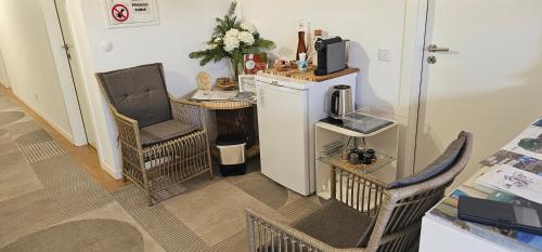 a room with a desk and a chair and a computer at Casa do Chafariz - Rooms in Cercal