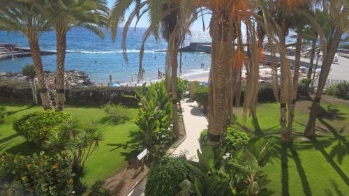 ein Blick auf den Strand vom Balkon eines Resorts in der Unterkunft La paz del Mar en Arguineguin in Arguineguín