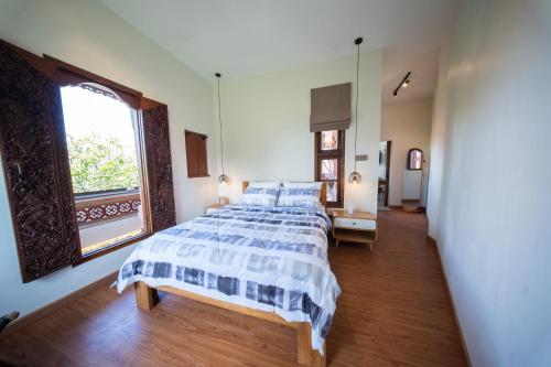 Postel nebo postele na pokoji v ubytování Gallery House at Semadi Living