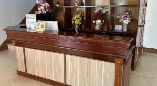 a flower counter with vases of flowers on it at H.Nokhook Hotel in Ban Nong Puk