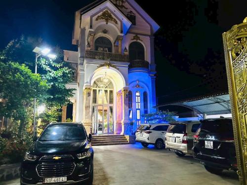 a building with cars parked in front of it at night at Dream House Homestay Hotel in Xóm Trương Quít