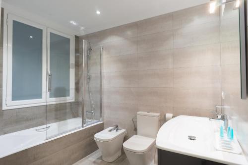 ein Badezimmer mit einem WC, einer Badewanne und einem Waschbecken in der Unterkunft La Terrace - IB. Apartments in San Sebastián